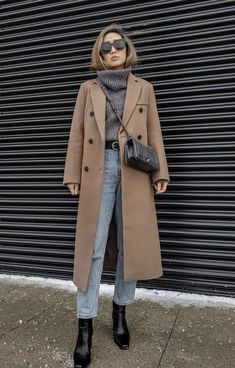 Chelsea Lug Boots Outfit Work, Fall 2023 Fashion Trends College, Womens London Fashion, Winter Commute Outfit, 2023 Everyday Fashion, Casual London Outfits Winter, Winter 2023 Outfit Ideas, Paris Outfits Fall Street Fashion, Paris Street Style Fall 2023