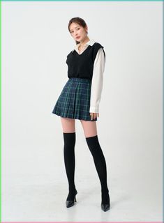 SHEIN fall outfit Preppy Clothing Style, Reference Poses Women, Preppy Fashion Style, Normal Poses, Skirt Reference, Casual Poses, Prep Fashion, University Fashion, School Material