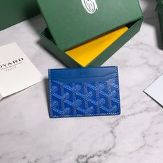 Goyard ♛ Card holder   Must-have item for daily collocation
G0YARD (Goya) was established in 1853 and has a history of more than 160 years. The fabric is made of hemp, cotton and hemp fibers, and then coated with glossy aldose. It is waterproof, strong and durable. It is popular among stars, royal families, The favor of the nobles 
Custom-made smooth leather with exclusive wallet ✅Diagonal stitching is perfect✅The inner yellow part is custom-made top layer cowhide【⚠️Non-superfiber❌Non-split le Goyard Card Holder, Lv Purse, Commuter Bag, Lv Belt, Lv Handbags, Lv Wallet, Royal Families, Orange Bag, Card Bag