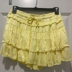 Sofia Yellow Skort Never Been Worn Nwt Super Cute Yellow Mini Skirts, Casual Yellow Mini Skort, Trendy Yellow Mini Skort, Yellow Tiered Skirt, Cheap Yellow Mini Skort, Light Yellow Skirt, Yellow Fitted Mini Skort, Tsou Concert, Yellow Skirts