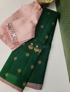 Geometrical Saree Design, Unique Saree Colour Combinations, Contrast Blouses For Silk Sarees, Unique Blouse Designs Saree, Kanjeevaram Blouse Designs, Pink Saree Contrast Blouse, Green Saree Contrast Blouse, Saree With Contrast Blouse, Zari Saree