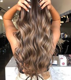 Golden Brown Dimensional Hair, Light Brunette Hair Blonde Highlights, Women’s Brown Hair With Highlights, Light Bolyoge On Brown Hair, Baylage Brunette Caramel, Highlights Mousy Brown Hair, Highlights Brown Hair Full Head, Died Brown Hair Highlights, Almond Highlights On Brown Hair