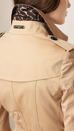 Miel Trench-coat en gabardine de coton avec ornements léopard - Image 5 Burberry Trench Coat Outfit, Outfit Trench, Burberry Trench, Coat Trends, Elegant Coats, Coat Outfit, Quirky Fashion