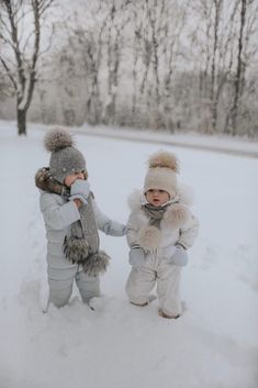 Grey Cashmere Pom Hat - Petit Maison Kids Twin Baby Clothes, Girls Winter Dresses, Kids Winter Outfits, Baby In Snow, Kids Winter Fashion, Toddler Wearing, Winter Outfits Warm, Aviator Hat