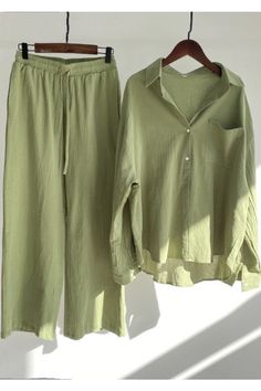 Feel "free as a bird" in these easy, breezy linen pants! With an elastic waist, you won't be puttin' the squeeze on your style. Ready for long summer days and nights, these pants are just the ticket for max comfort and effortless cool. Linen Shirt Outfit, High Waisted Slacks, Loose Trousers, Plus Size Vintage, Sweatshirt Set, 90s Streetwear, Mode Design, Linen Style, Loose Shirts