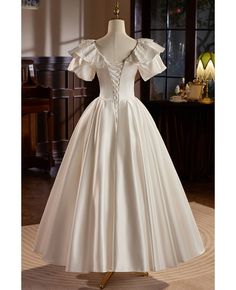 Get 10% off now! Buy retro satin ballgown wedding dress with lace neckline at wholesale price online. Free shipping and pro custom service since 2009. Luxury Satin Dress For Debutante Ball, Satin Dresses Mid Length, 8th Grade Prom Dresses, Brown Prom Dresses, Champagne Homecoming Dresses, Yellow Homecoming Dresses, Puff Sleeve Wedding Dress, Prom Dress With Lace, Era Victoria