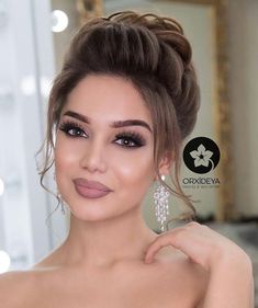 Hairstyles For Broad Face, High Bun Wedding Hairstyles, Formal Updo, Bridal Hair Up, Curly Hair Up, Wedding Bun Hairstyles, Girl Blogger, Beauty Lips, Make Fashion