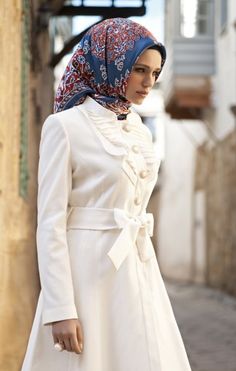 Modest Couture, Button Dress Outfit, Turkish Hijab Style, Hijab Clothes, Turkish Hijab, Hijab Ideas, Silk Hijab, Arabic Style