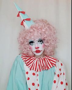 Professional Clown Makeup, Victorian Clown Makeup, Clown Make Up Cute, Creepy Clown Outfit, Lovecore Clown, Pastel Clown Aesthetic, Clown Drag Makeup, Classic Clown Makeup, Cute Clown Aesthetic