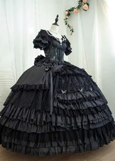 Fantasy Gowns, Vintage Gowns, Princess Outfits, Sweet 16 Dresses, Gothic Dress, Historical Dresses, Cosplay Outfits, Gothic Lolita