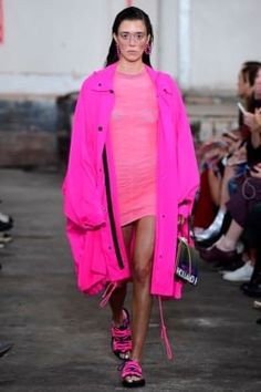 House of Holland | POP COLOURS | TOP LONDON FASHION WEEK SS19 TRENDS Neon Fashion Aesthetic, Moodboards Fashion, Summer Runway, Summer Outfits For Teens, Color Trends Fashion, London Spring, House Of Holland