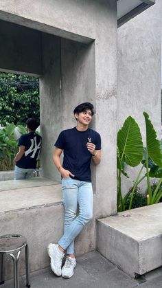 Outfit Cowok Simple, Outfit Cowo, Outfit Cowok, Mens Photoshoot Poses, Trendy Boy Outfits, Stylish Men Casual, Lisa Bp, Stylish Photo Pose