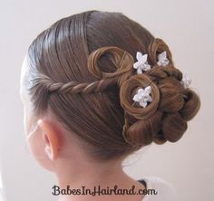 Girls Updo, Communion Hairstyles, Communion Ideas, Hairdo Wedding, 1st Communion, Flower Girl Hairstyles, Nails Makeup, Wedding Hair Flowers