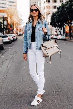 White Denim Outfit, White Skinnies, Outfits Con Jeans, White Jeans Outfit, Denim Jacket Outfit, Fashion Jackson, White Denim Jeans, Elegante Casual, Outfit Jeans