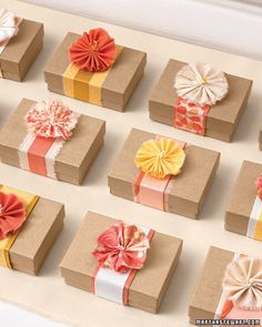 there are many small boxes with bows on them