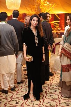 Velvet Pakistani Dress, Kaftan Designs, Mode Abaya, Look Of The Day, Classy Dress Outfits, Fancy Dress Design