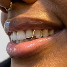 Gold Tooth Jewellery, Mouth Grill Aesthetic, Tooth Gems Grill, Grill Inspo Teeth, Grills And Tooth Gems, Window Grills Teeth, Gold Teeth Gems, Gold Grills Black Women, Two Teeth Grill