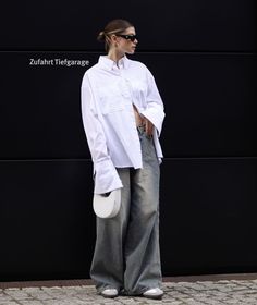 Street Style 2023, Oversized White Shirt, Denim Street Style, White Shirt Outfits, Everyday Casual Outfits, Color Combinations For Clothes, Fashion Forms, G 5, Style 2023