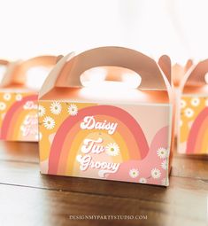 there is a box that says daisy tea grooy on the front and side