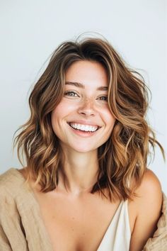 Sable brown, a deep shade, is brightened with the natural, sunlit look of wheat blonde highlights. Click here to see more brown hair colors with blonde highlights. Wave Hairstyle, Rambut Brunette, Honey Brown Hair, Lob Haircut, Ash Brown