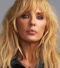 Beth Dutton Style, Caramel Blonde Hair, Kelly Reilly, Grey Curly Hair, Layered Hair With Bangs, New Hair Do, Hair Charms, Beth Dutton, Caramel Blonde