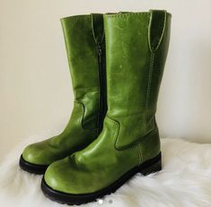 Green Boots Outfit, Green Leather Boots, Funky Shoes, Green Boots, Shoes Vintage, Swag Shoes, Shoe Inspo, Dream Shoes, Pretty Shoes