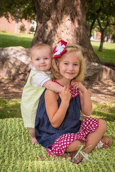 Sibling Photography Poses, Sibling Photo Shoots, Baby Birthday Photoshoot, Sibling Pictures, Sister Photography, Family Park, Children Health, Sibling Poses, Sibling Photography