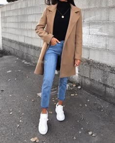 Vinter Mode Outfits, Coat Outfit Casual, Mode Mantel, Outfit Chic, Trendy Fall Outfits, Brown Coat, Mode Inspo, Casual Winter Outfits