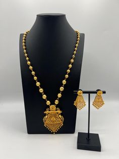 Elevate your traditional attire with our exquisite Gold Plated Ball Chain Rani Haar Set. This stunning piece is a perfect blend of elegance and sophistication, designed to make you shine at any special occasion. Care Instructions  To maintain its shine and quality, avoid direct contact with water, perfumes, and other chemicals. Store in a dry place. Rani Haar Gold Design, Rani Haar Gold Jewellery Designs, Long Rani Har Gold Design, Rani Harr Set Gold, Rani Har Gold, Gold Rani Haar New Design, Light Weight Rani Haar Gold, Rani Haar Gold, Rani Haar