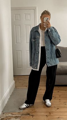 Cool Denim Jacket Outfit, Black Pants And Jean Jacket Outfit, Casual Trousers Outfit Summer, Denim Jacket Autumn Outfit, Spring Outfits With Jackets, How To Style Jeans Jacket, Black Pants Jean Jacket Outfit, Denim Jacket Work Outfit, Styling A Denim Jacket