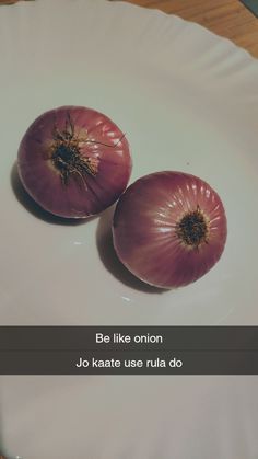 two onions sitting on top of a white plate with the words be like onion jo kaate use rula do