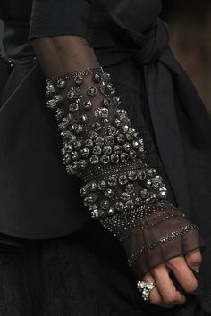 Couture Embroidery, Antonio Berardi, Bead Embroidery Jewelry, Couture Details, Desi Fashion, Embroidery Fashion, Abayas Fashion, Abaya Fashion, Fall 2017