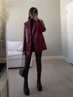 Feminine Outfits Casual, Red Leather Jacket Outfit, Dark Feminine Style, Feminine Aesthetic Outfits, Dark Outfits, Neue Outfits, Leather Jacket Outfits, Fashion Mistakes, Feminine Outfit