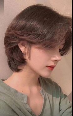 Corte Fluffy, Japanese Short Haircut, Short Hair For Chubby Faces, Japanese Short Hair, Tomboy Haircut, Chubby Face Haircuts, Shot Hair, Tomboy Hairstyles