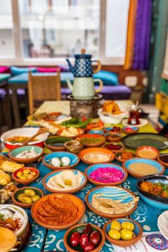 Turkish breakfast in Istanbul, a lot of small colorful plates with different dips and jams at Arada Cafe Breakfast In Istanbul, Brunch Barcelona, Turkish Breakfast, Istanbul Travel, Turkish Culture, Turkey Travel, Cool Cafe