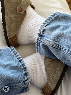 Birkenstock Clogs With Ruffle Socks, Boston Clog Aesthetic, Birkenstock Boston Platform, Boston Birkenstock Aesthetic, Birkenstock Clogs Fall Outfit, Boston Clogs Aesthetic, Burkin Stocks Clogs, Fall Birkenstock Clog Outfits