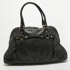 GUCCI Black Leather Horsebit Shoulder BagIf you are looking for something that reflects chic and luxury, then this bag is a perfect choice. Crafted from premium materials, it can be conveniently carried around, and its interior is spaciously sized to house your belongings with ease. Size: Height: 26 cm, Width: 14 cm, Length: 44 cmMaterial: Leather Ysl Shoes, Jimmy Choo Sunglasses, Dior Shoes, Louis Vuitton Shoes, Gucci Black, Watch Design, Birkin Bag, Vintage Cartier, Body Bag