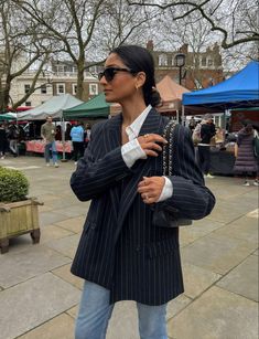 Pinstripe Blazer Outfit, Striped Blazer Outfit, Navy Blue Blazer Outfit, Navy Blazer Outfits, Blue Blazer Outfit, Uggs Tasman, Amsterdam Outfit, Outfit With Uggs, Uggs Outfits