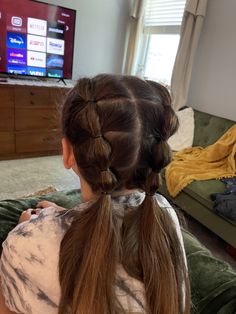 Little bubble braids Bubble Braids Into Ponytail, Guard Hairstyles, Xc Hairstyles, Bubble Hairstyles, Track Hair, Ponytail Hairstyle Ideas, Soccer Essentials, Softball Hair, Cute Volleyball Hairstyles