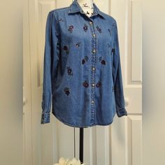 Women's Cabin Creek, Sz M ,Long Sleeve Blue Denim Collared Blouse, Full Button Front, With Beautiful "Fall" Embroidered Motif. Colors Are Blue Denim With Burgundy, Gold, Navy Blue, Purple Embroidery. Measurements Are, As Lying Flat: 23" Sleeves, 16" Across Shoulders, 21" Armpit To Armpit, Length 23" Front. 100% Algodon Cotton. Excellent Preowned Condition. All Items Are Washed, Clean And Sanitized, Unless Item Is Nwt. Bundle Any 2 Of My Posh Closet Listings, For 15% Savings! Casual Embroidered Denim Blouse, Embroidered Blue Denim Blouse, Blue Denim Embroidered Blouse, Blue Embroidered Denim Blouse, Denim Blouse With Floral Embroidery, Medium Wash Long Sleeve Embroidered Denim Top, Blue Denim Top With Floral Embroidery, Medium Wash Floral Embroidery Button-up Top, Fitted Embroidered Blue Denim Top