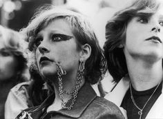 70s Punk Fashion Woman, Worst Trends, Punk Chic, Bad Fashion, Punk Pins, Anti Fashion, Punk Scene