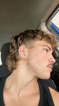 Mens haircut idea - mullet #menstyle #menshair #mullet #menshaircutideas #menshairstyletrends #australia #fashion #mensfashionrugged Mullets On Guys, Mullet Wedding Hair Men, Men’s Haircut Modern Mullet, Slight Mullet Haircut Men, Australian Mullet Men, Micro Mullet Men, Julien Solomita Mullet, Men’s Haircuts Medium