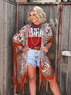 Howdy Rust Graphic Tee by Texas True Threads perfect Tee to pair with denim shorts and our Tally Rust Kimono True to size fit or size down for a slimmer fit On a brick Bella Canvas tri-blend t-shirt 25% Ring Spun Cotton, 25% Rayon, 50% Polyester Boho Country Outfits Plus Size, Outdoor Concert Outfit Summer Plus Size, Plus Size Vaquera Outfit, Rust Kimono, Outfits For Plus Size Women, Fall Kimono, Edgy Boho, Curvy Girl Dress, Boot Outfits