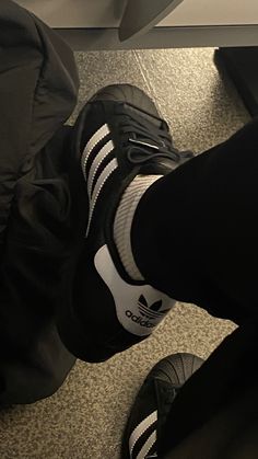 Adidas Superstar Black, Black Church, Foto Ideas Instagram, Perfect Life, Cute Simple Outfits, French Girl, Gossip Girl