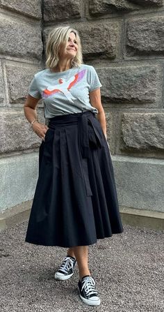 Midi Skirt Outfit Spring, Black Midi Skirt Outfit, Skirt Outfit Spring, Spring Skirt Outfits, Long Skirt Casual, Japan Fashion Street, Plus Size Chic, Look Office, Plus Size Fall Outfit