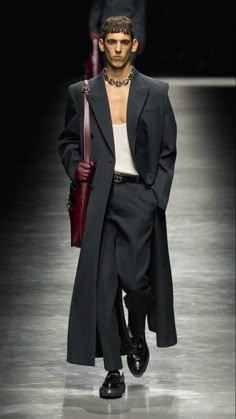 Mens Runway 2024, Couture Fashion Men, Gucci Fw24, Jean Paul Gaultier Menswear, Suit Accessories For Men, Winter 2024 Fashion, Mens Runway Fashion, Long Coat Outfit, Mens Outwear