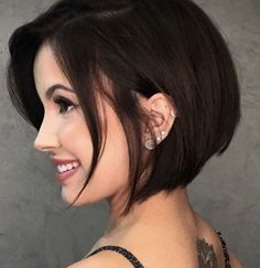 Short Concave Bob Hairstyles, Long Bob Side Part Straight, Center Part Hairstyles Short, Short Bob Haircuts Side Part, Short Bob With Side Swept Fringe, Short Concave Bob, Cool Bob Haircut, Bob Cute Short For Women, Side Short Hair