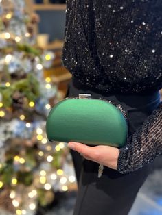 Elegant clutch made of emerald green vegan leather - your perfect companion for special occasions! Immerse yourself in the world of luxurious accessories with our exquisite leather clutch in a stunning emerald green. This elegant piece is more than just a handbag - it's a statement piece that underlines your style and elegance. Made from high-quality leather, this clutch impresses with its exquisite craftsmanship and rich emerald green finish. The compact design offers enough space for your most Emerald Green With Silver, Green Clutch, Luxurious Accessories, Elegant Clutch, Green Clutches, Wedding Bags, Silky Fabric, Bag Chain, Wedding Bag