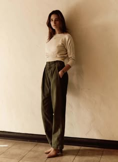 Baggy Minimalist Outfit, Vintage Style Khaki Trousers, Green Trousers Outfit Aesthetic, Chic Baggy Green Pants, What To Wear With Olive Green Pants, Historian Aesthetic Outfit, Herringbone Fashion, Vintage High-waisted Green Pants, Historian Aesthetic