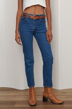 A crisp, clean pair of Levi's straight leg jeans. No distressing and minimal fading. Features zipper closure and intact hem. Perfect addition to a fall outfit. Listed size 29W 30L. Fits like 26-27. Model is a 26 Waist. - Waist: 28” - Hips: 34” - Rise: 11” - Inseam: 29.5” - Leg Opening: 7.25” Fall Cropped Straight Jeans With Frayed Hem, Dark Wash Straight Cropped Jeans For Fall, Everyday Straight Jeans With Five Pockets, Straight Dark Wash Cropped Jeans For Fall, Everyday Standard Cut Jeans, Levi's Dark Wash Bottoms With Straight Hem, Levi's Straight Leg Cropped Jeans In Medium Wash, Levi's Rigid Denim Jeans For Fall, Classic Jeans With Frayed Hem And Cropped Leg